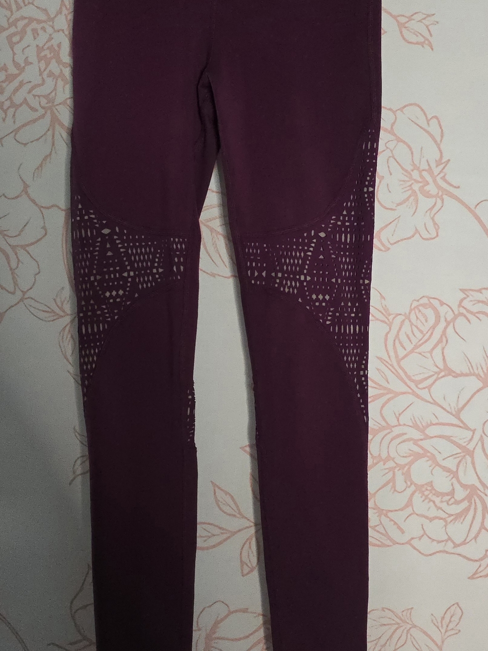 ALO Yoga Laser-Cut High-Rise Leggings - Plum